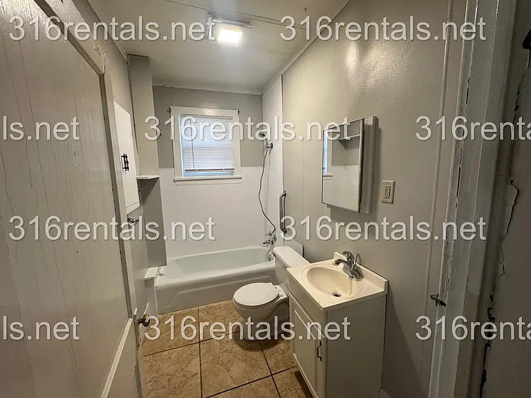 317 SW 3rd St — Photo 5