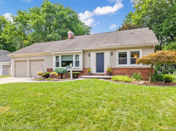 2460 Waltham Dr, Troy, MI 48085