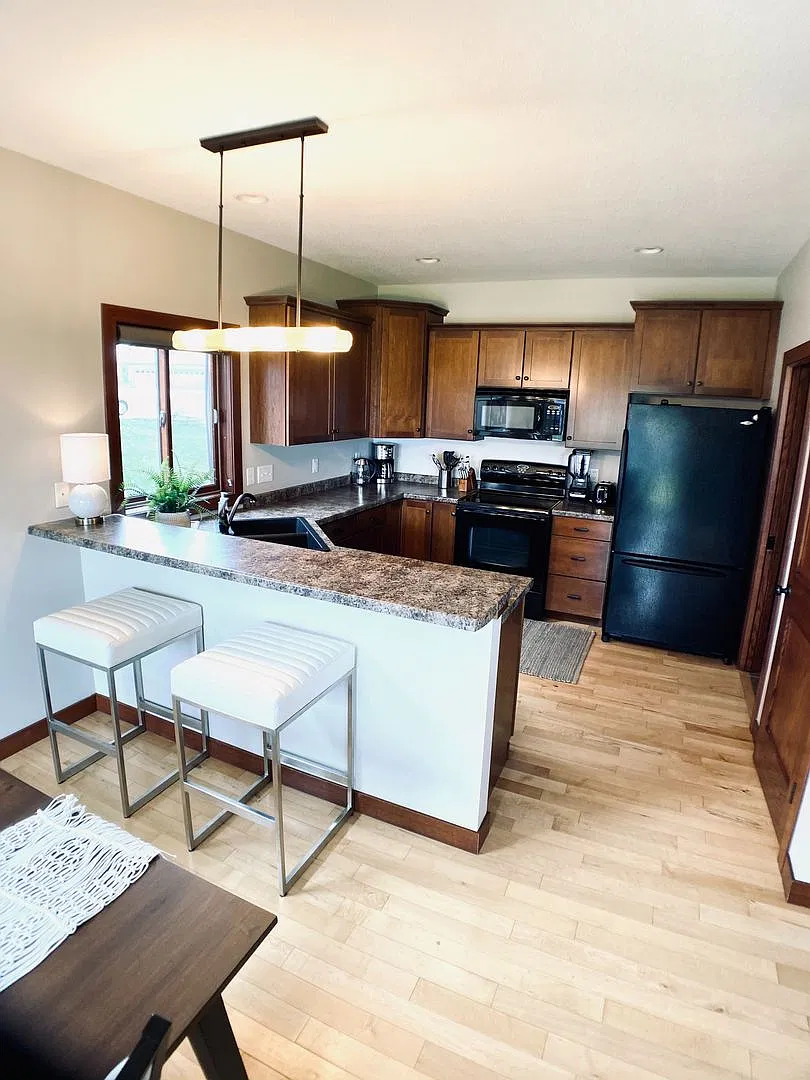 Beautifully Furnished 4 Bed 3 Bath Ranch Style Home — Photo 3