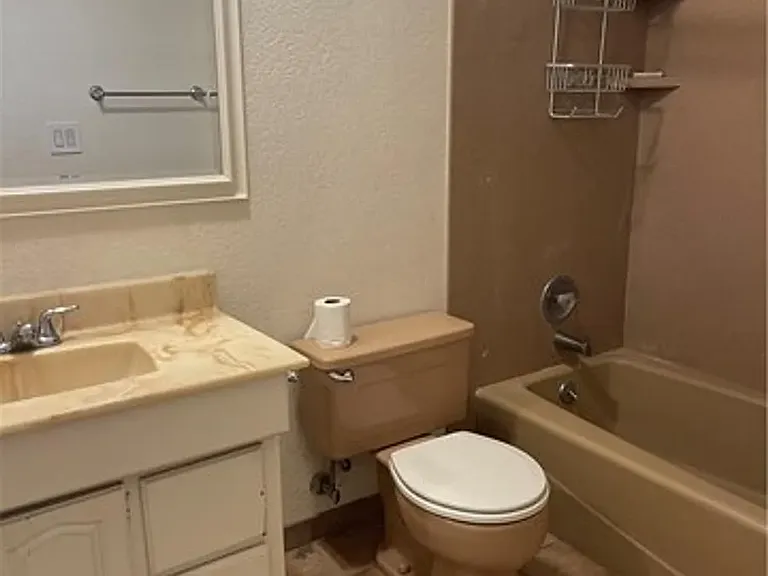 333 Greentree Rd #B — Photo 3