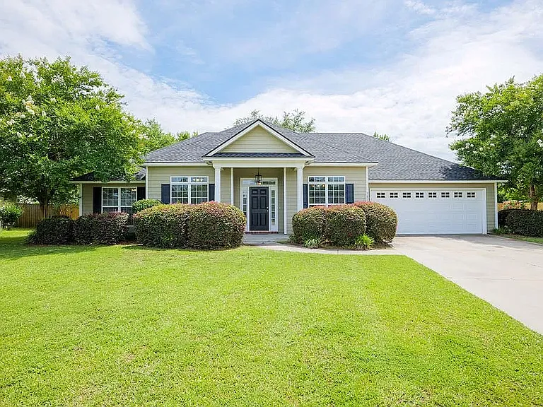 3829 Edinburg Cir — Photo 1