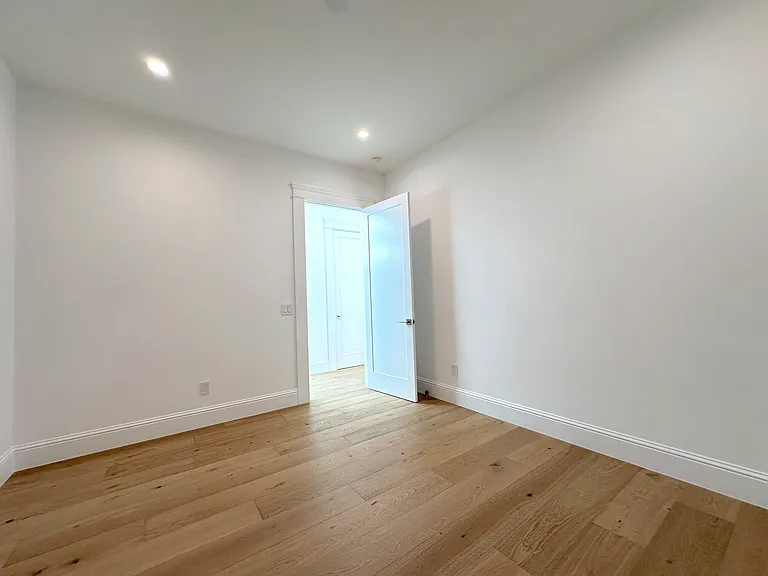 576 Chestnut St — Photo 30