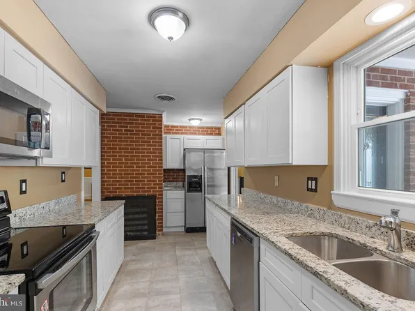 1008 Harbour Dr, Stafford, VA 22554