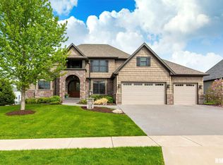 3194 Crow Lake Dr, Bettendorf, IA 52722