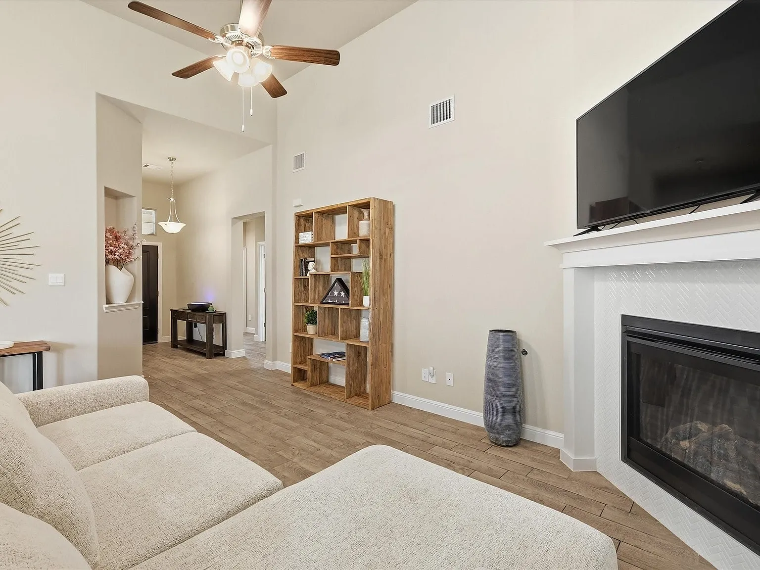 4 bed, 2.0 bath, 1809 sqft, $2,900 — Photo 4