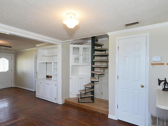 3rd image of 8417 Broadway Dr
