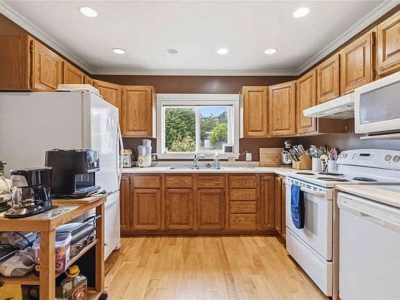 5th image of 9 Camden Ave