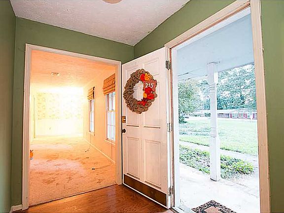 3rd image of 215 Lancelot Way
