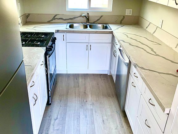 2nd image of 411 Beryl St APT D