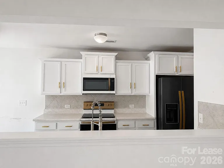 3220 Capitol Dr — Photo 3