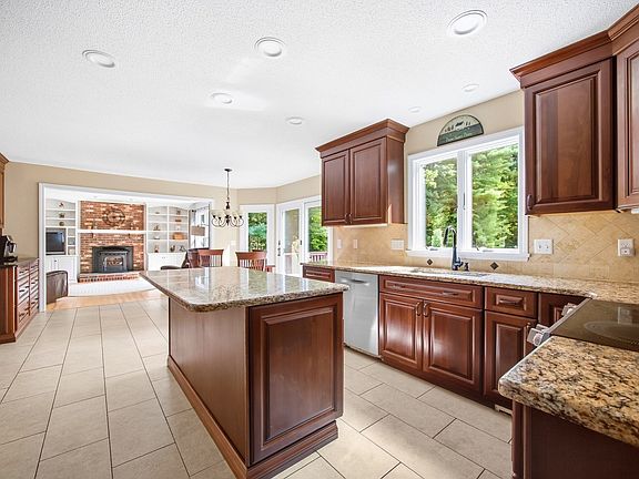 4th image of 10 Pearl Brook Rd