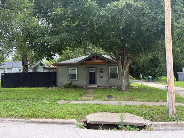 807 4th St, Osawatomie, KS 66064