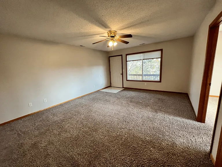 409 W Zeller St — Photo 8