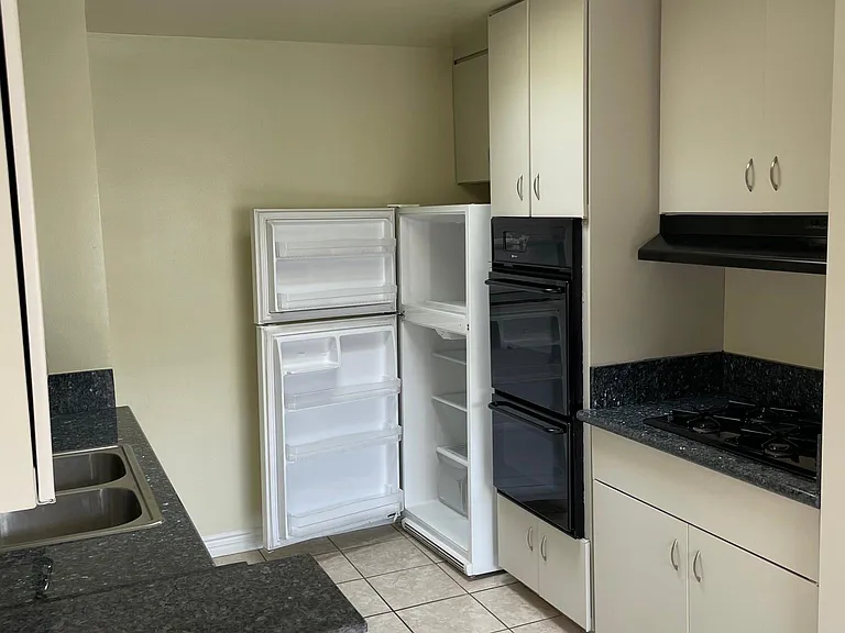 735 N Sweetzer Ave #306 — Photo 9