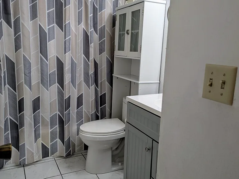 Full bathroom - shower & tub