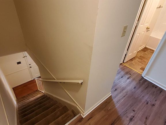 5th image of 213 Olde Greenwich Dr