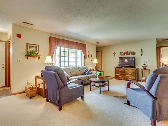 Foyer in to Living Room