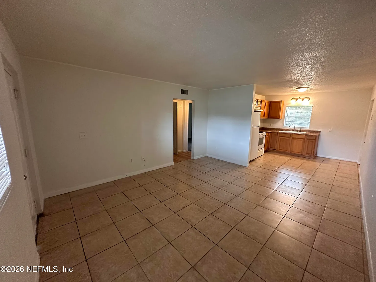 8 bed, 1.0 bath, 3016 sqft, $900 — Photo 3