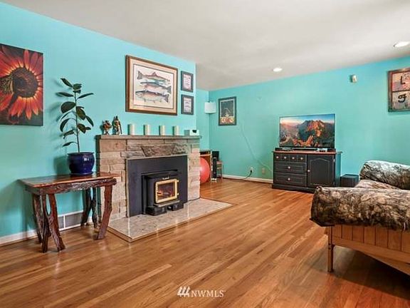3rd image of 315 NE 192nd St