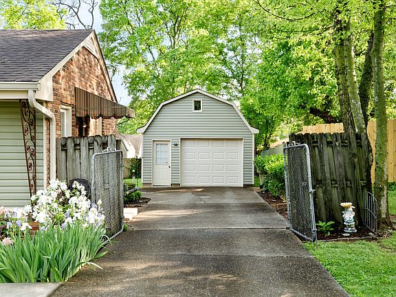 3rd image of 2925 Emery Dr