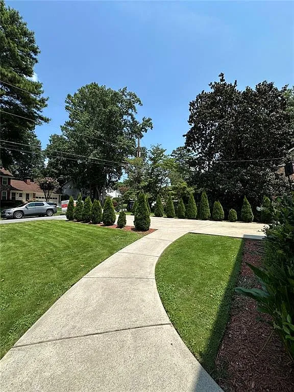 6 bed, 3.5 bath, 3860 sqft, $4,000 — Photo 3