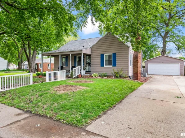 2132 E Grandview Ave, Grandview, IL 62702