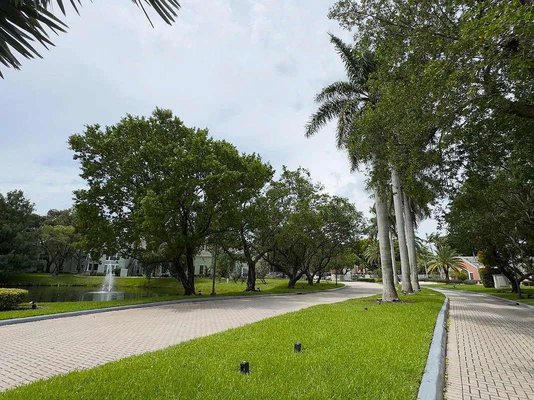 2 bed, 2.0 bath, 948 sqft, $2,500 — Photo 2