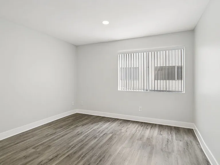 960 N. Alfred — Photo 16