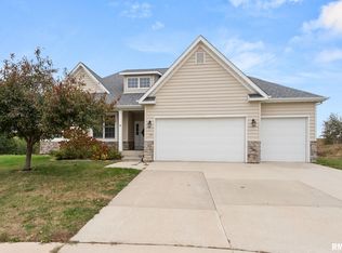 17 Greystone Ct, Le Claire, IA 52753