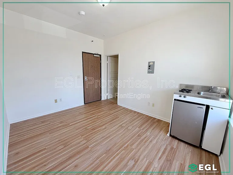 445 Western — Photo 15