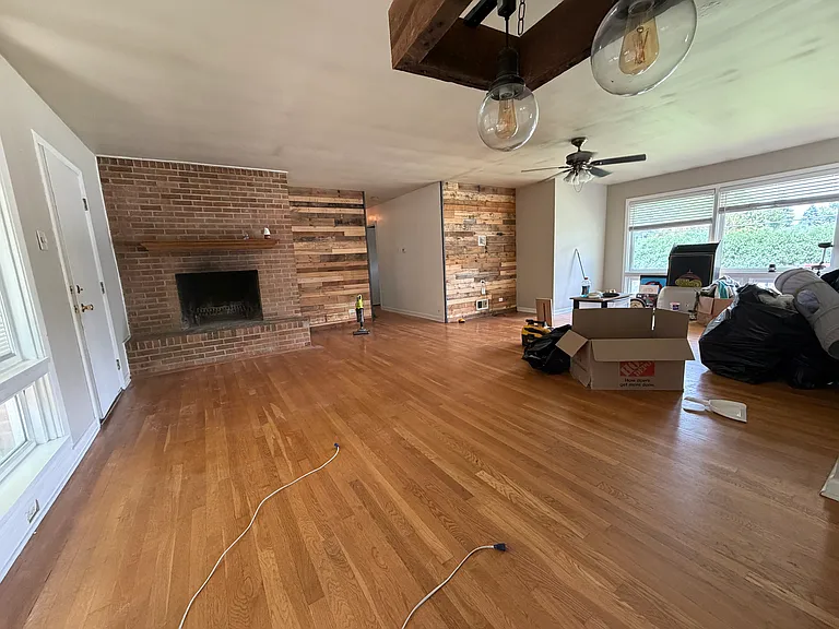17W571 Riordan Rd — Photo 2