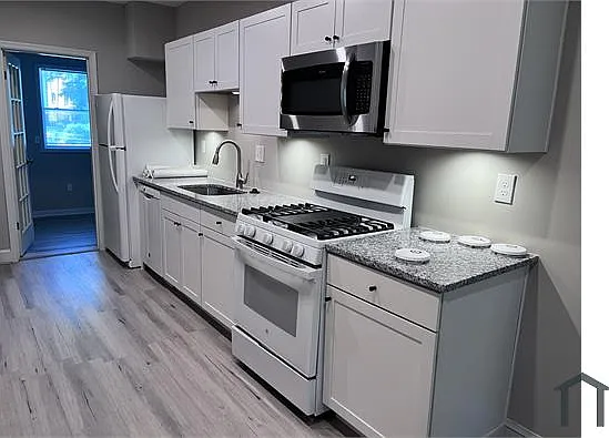 3 bed, $2,300 — Photo 4