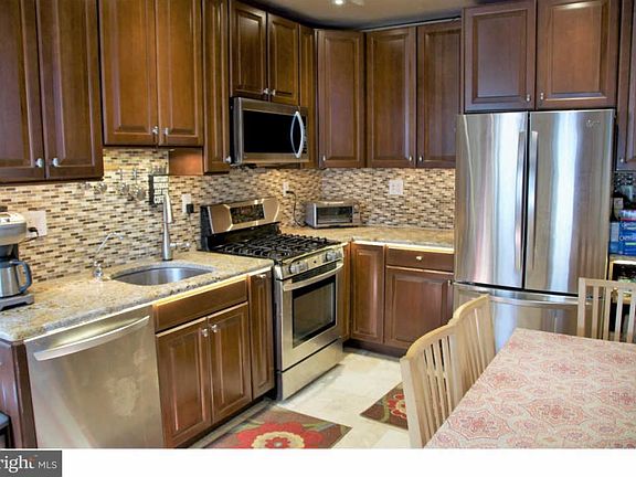 4th image of 2647 E Ontario St