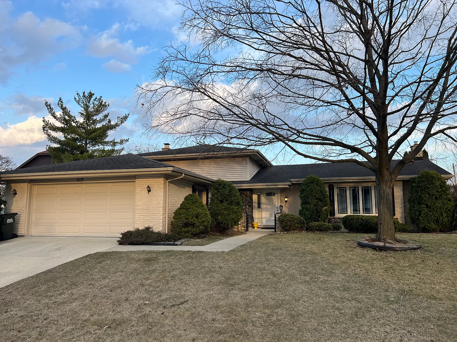 1115 Oakwood Dr photo 1