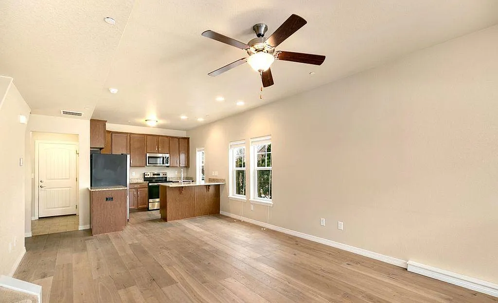 3836 Manhattan Ave — Photo 3