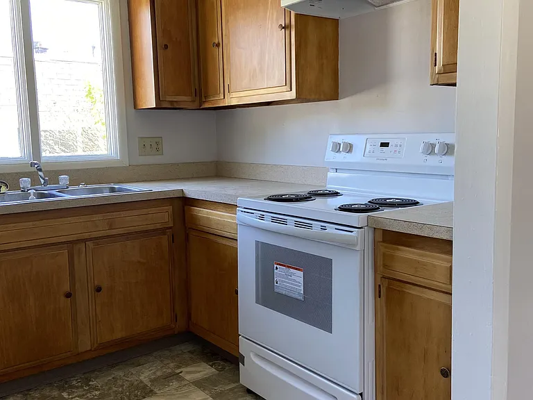 527 N Walnut St — Photo 8
