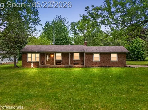 4255 Whispering Oak Dr, Flint, MI 48507