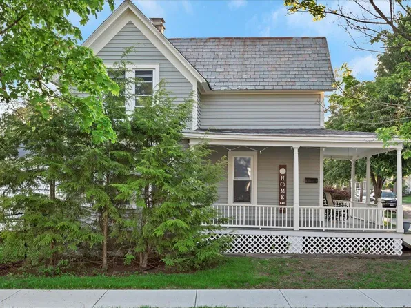 26 4th St, Glens Falls, NY 12801