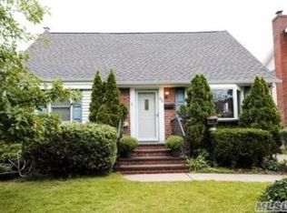 96 Lipton Ln, Williston Park, NY 11596