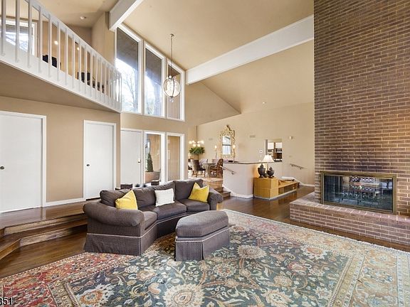 5th image of 4 Timber Ridge Dr
