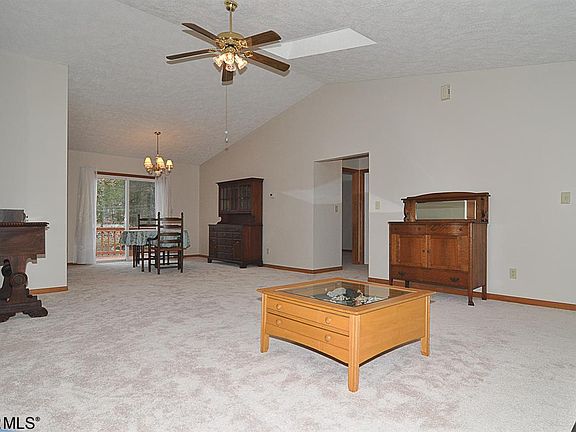 4th image of 605 Jefferson Dr