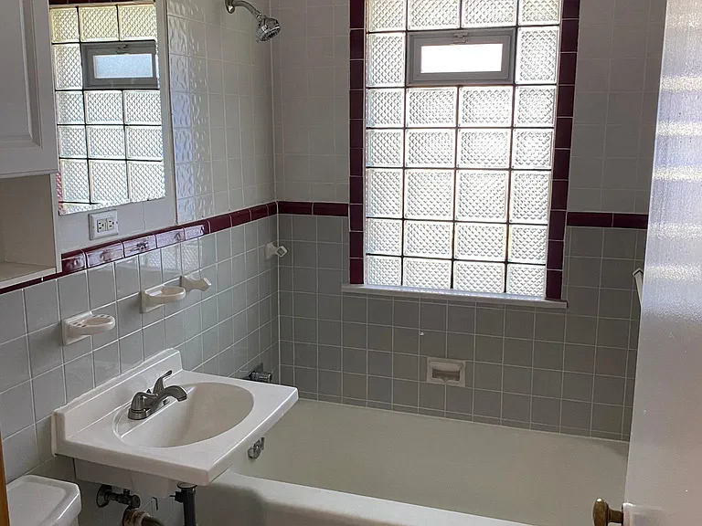 2528 Lincoln St NE — Photo 5