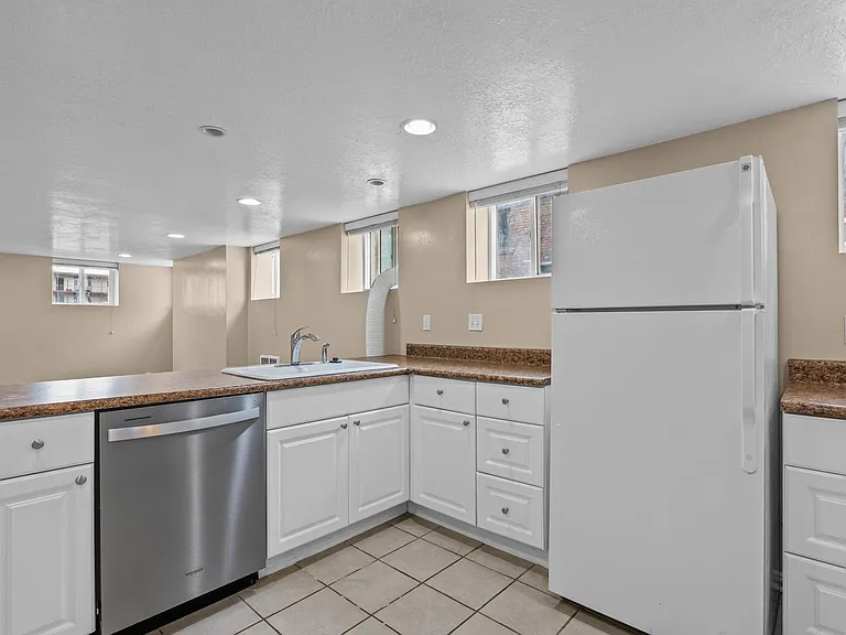 137 E 600 N — Photo 42