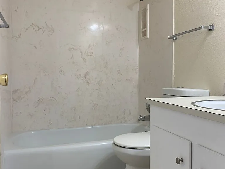 Large Quiet Two Bedroom — Photo 10