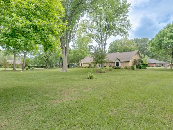 2405 Bentwood Dr, Palestine, TX 75803