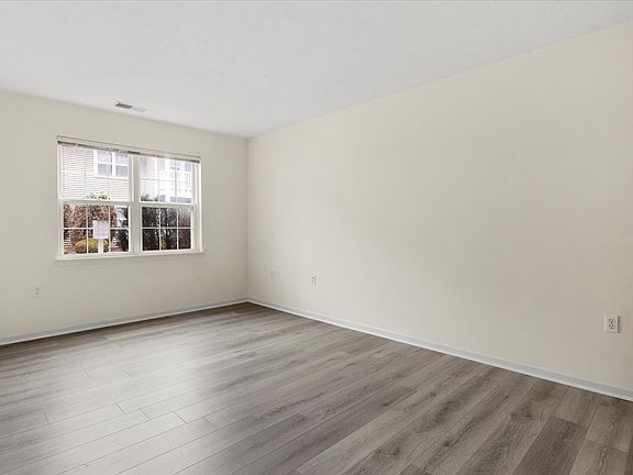 3rd image of 1047 Summitville Dr