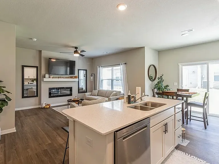 3319 NW Cedarwood Ln — Photo 2