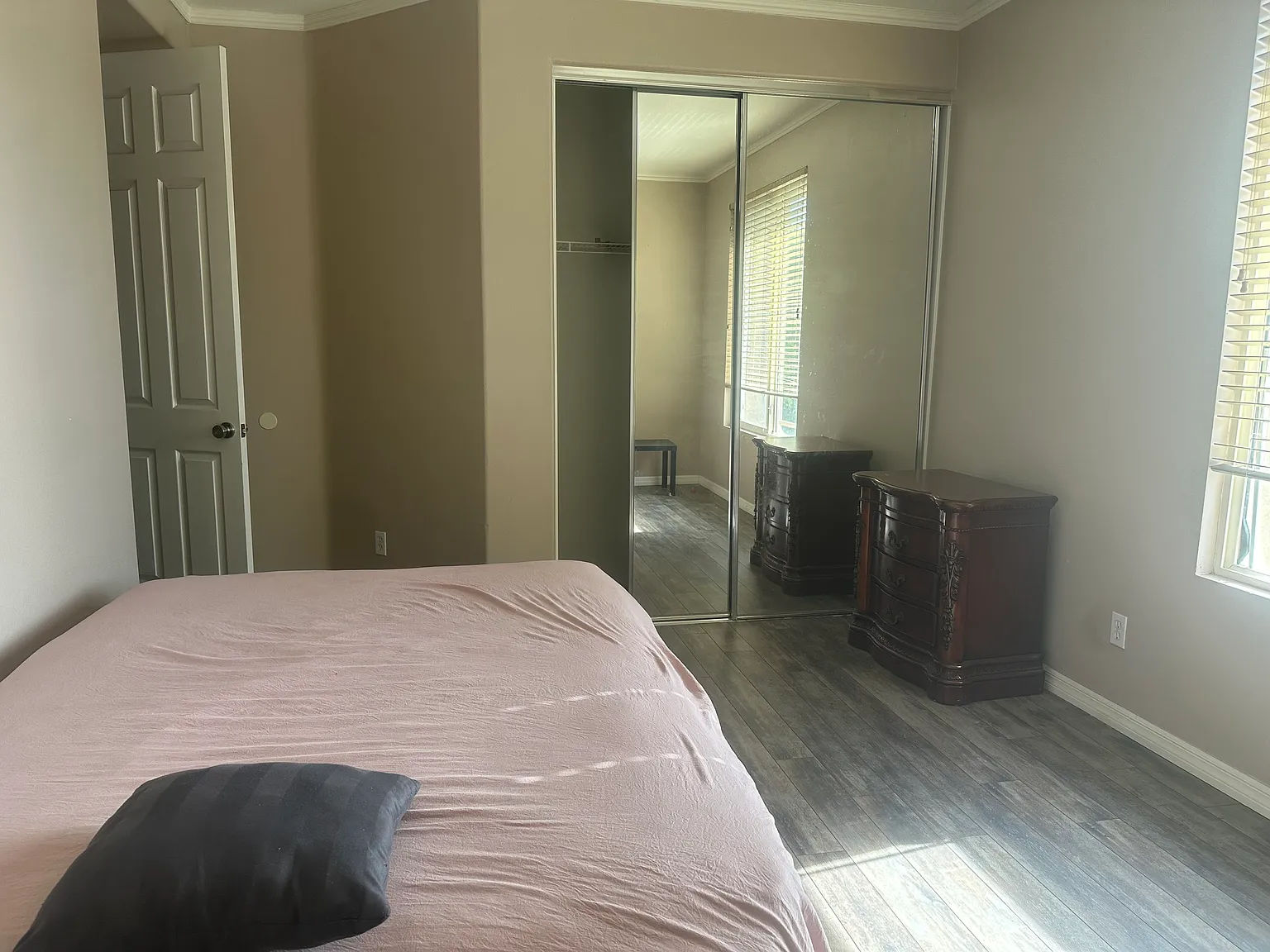 1 bed, 3800 sqft, $1,000 — Photo 1