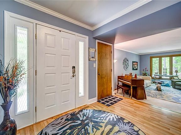 Image 5: Spacious Entry