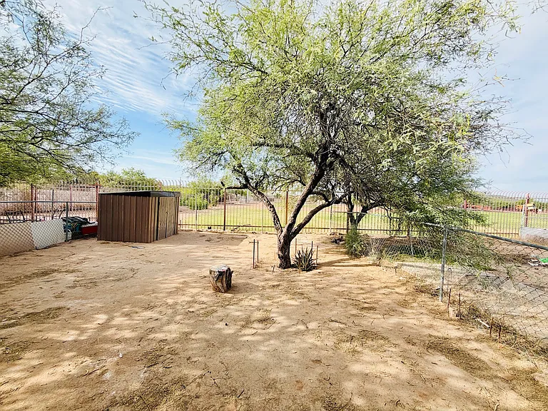 1 and 2 Bedrooms Available! Off Street Parking, Hard Flooring, Vaulted Ceilings, Central Air Cond... — Photo 22
